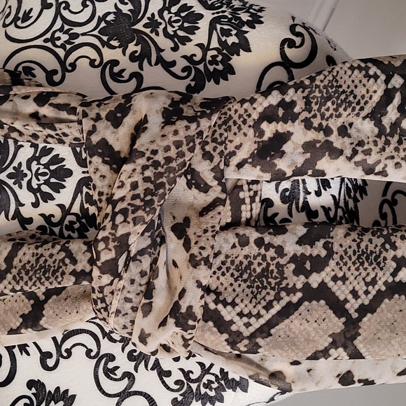 Calvin Klein snake print scarf 72" x 21" - Picture 8 of 9